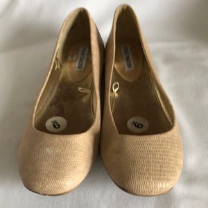 Steve Madden never worn tan flats size 9.5 mini skin-like pattern.